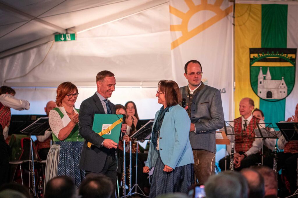 Kirchschlag feiert - Geschenk an Meeder - Partnerschaftschronik