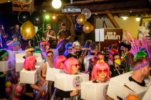 Mehr über den Artikel erfahren Maskenball – Narrisch Bunt